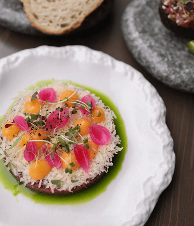 Assiette colorée et raffinée mêlant légumes croquants, herbes fraîches et condiments sur une base délicate : une création de Schoup’s qui invite au voyage des sens.