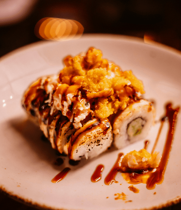 Assiette raffinée de makis revisités, nappés de sauce et garnis de croustillant doré : une invitation au voyage culinaire signé Schoup’s.